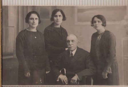 Francisco Ogando Soto coas fillas Dolores, Gumersinda e Concepción Francisco Ogando Soto coas fillas Dolores, Gumersinda e Concepción