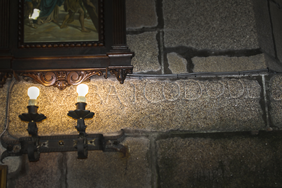 Inscrición "vara codo de" na igrexa de Cerdedo